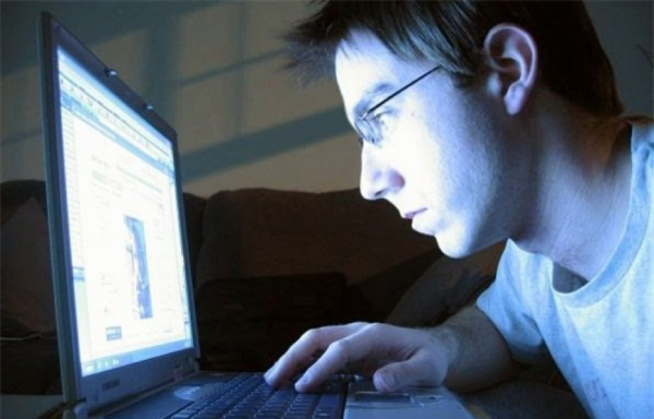 Ngồi quá lâu trước màn hình máy tính sẽ gây nên sự hao mòn trong khớp của bạn, ảnh hưởng đến dây chằng cột sống bởi áp lực lớn đè lên cơ vai và lưng trong thời gian dài